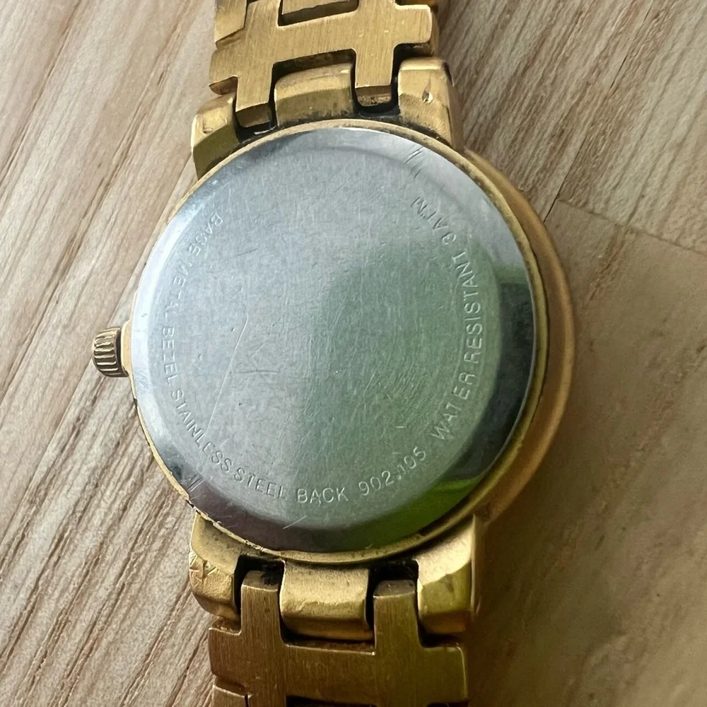 Vintage style Ladies gold tone dress watch NEW BATTERY